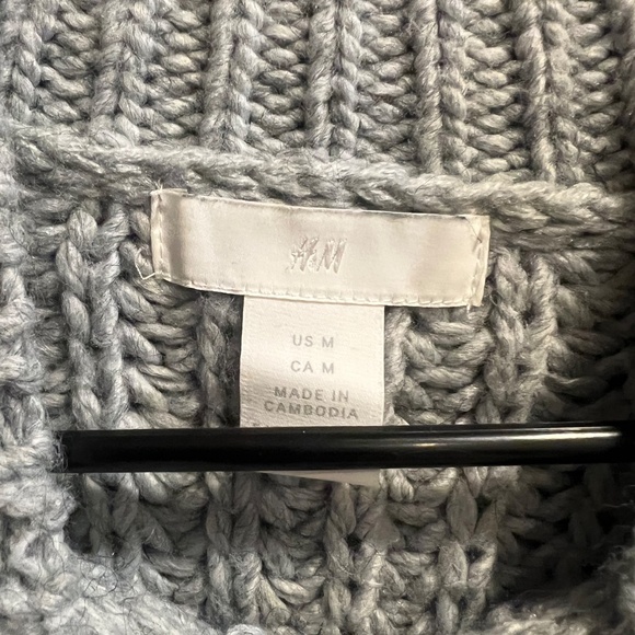 Cozy & Chic Grey Chunky Knit Sweater - H&M (Size Medium) - Perfect for Fall & Wi - Picture 2 of 4
